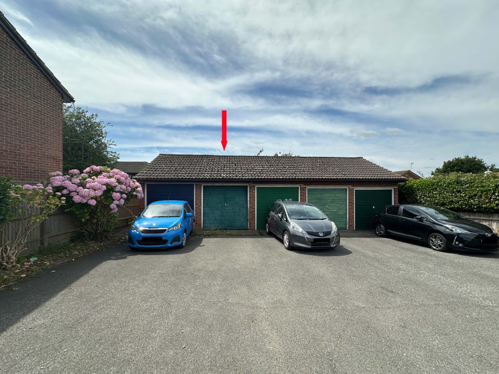 Lot: 25 - TERRACE HOUSE FOR REPAIR AND REFURBISHMENT WITH GARAGE - Terrace row of five garages